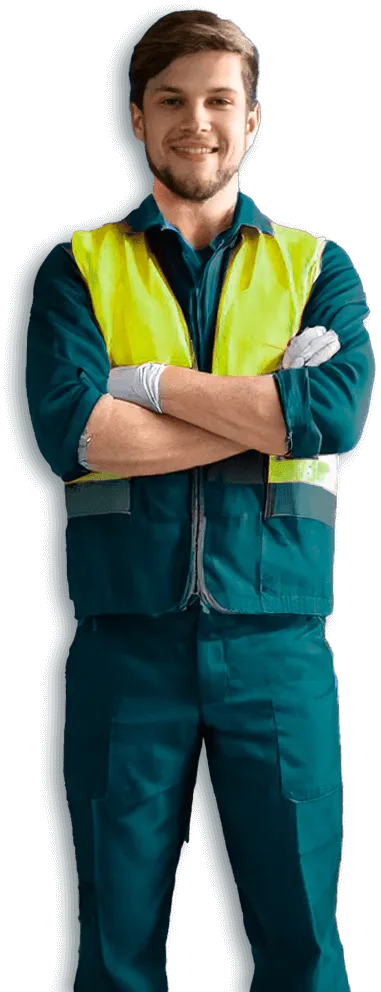Operatore in divisa da lavoro verde e gilet giallo ad alta visibilità, a braccia conserte